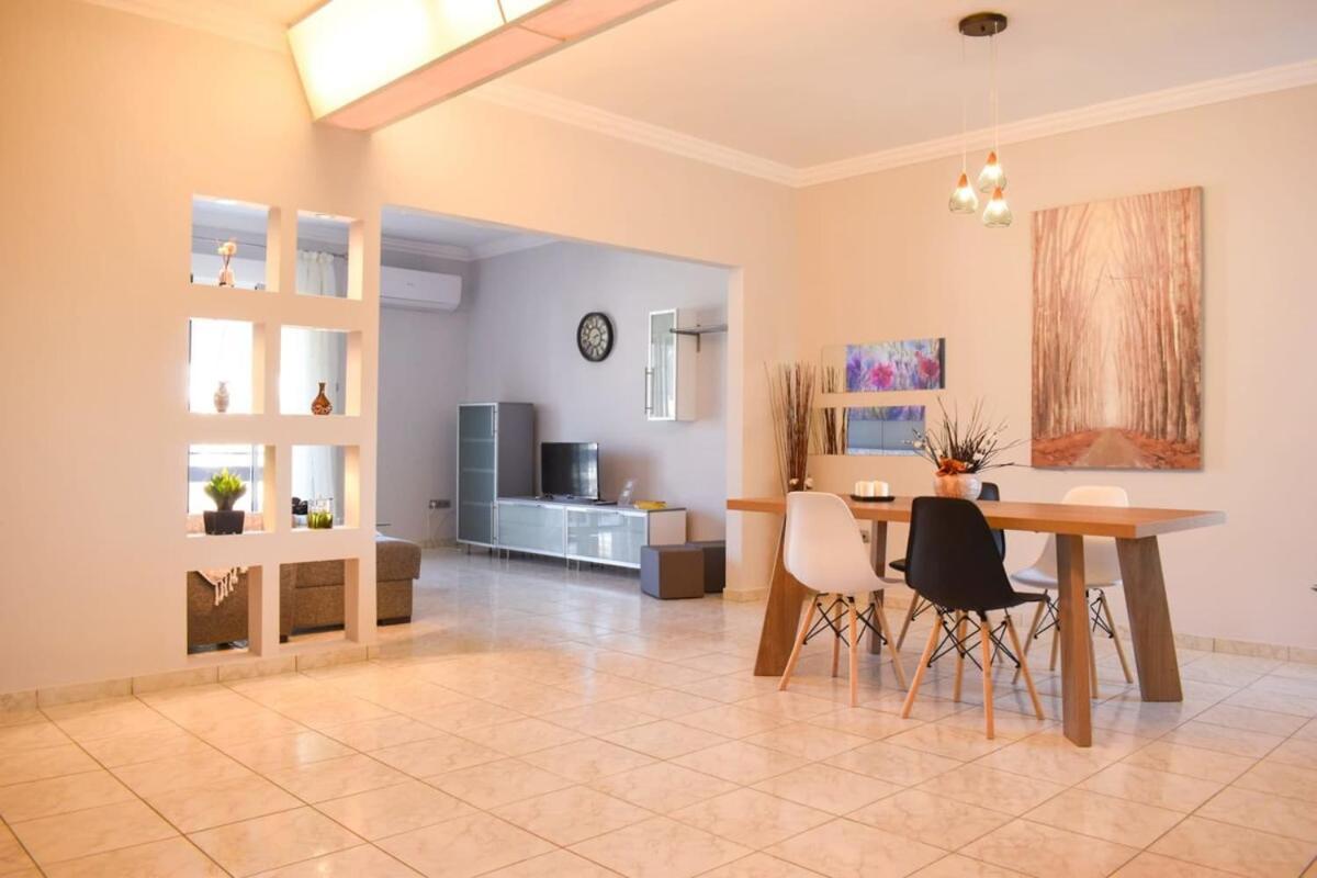 칼라마타 Cozy Flat On The Main Square, 10Min To The Sea 빌라 외부 사진